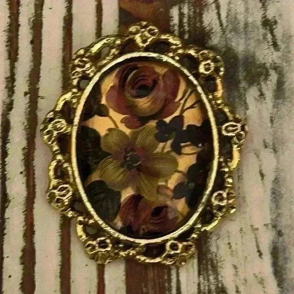 Medallion Flowers Vintage Gold Brooch Pin - Picture 9 of 9